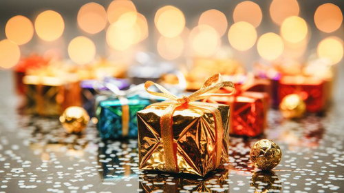金箔のプレゼントとオーナメントが輝くイルミネーション飾り付け
