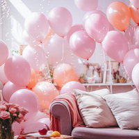 ピンク色のバルーンで飾られたお祝いパーティールームの写真