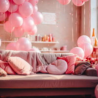 ピンク色のバルーンで彩ったパーティー装飾のリビングの写真