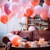 バルーンに囲まれたホームパーティーの様子の写真