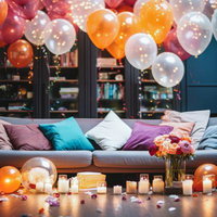 大きなソファーがあるリビングでカラフルなバルーン装飾のホームパーティーの写真