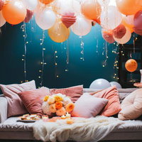 バルーンと花で彩るホームパーティー感あるリビングの写真