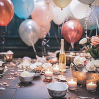 リビングで楽しむシャンパンとバルーンの宴会装飾の写真