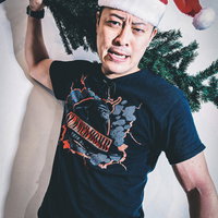 クリスマスを台無しにする男性 サンタ帽の酔っ払いがナイフで暴力トラブルの写真
