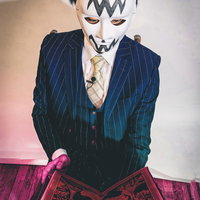 怪しい仮面の人物が書物を執拗に売ってくる営業の写真