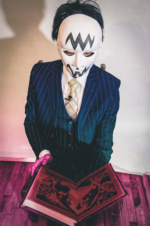 怪しい仮面の人物が書物を執拗に売ってくる営業