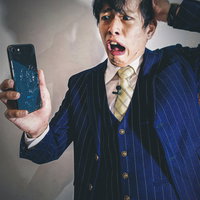物損保証に未加入でスマホを落とした男性の頭を抱えるの写真