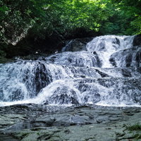 長野原町の魚止めの滝の夏の清流と岩肌、白い水流の写真