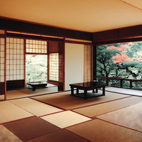 庭園の見える和室の間〜障子と畳の落ち着いた空間の写真