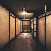 明かりに灯された薄暗い廊下と古民家の和風空間の写真