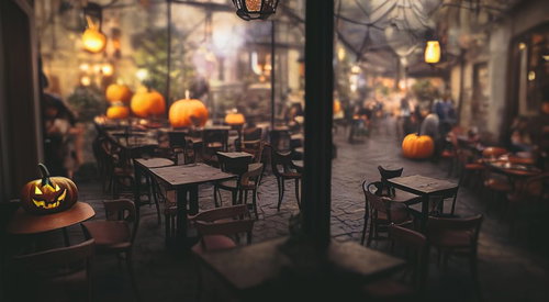 ハロウィン装飾のカフェでジャックランタンが灯る秋の室内