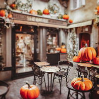 ジャックランタンがカフェの店内に並ぶハロウィンの写真