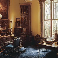 アンティーク調の洋館の書斎 クラシックな木製家具と本棚の写真