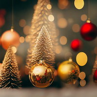 クリスマスツリーのゴールドとレッドのオーナメントがぼけたライトアップの写真