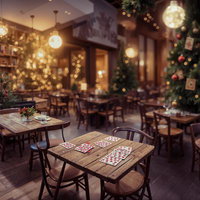 ライトで装飾されたクリスマスツリーが設営されたカフェの写真