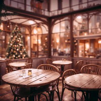 クリスマスツリーとカフェの店内（暖かい照明）の写真