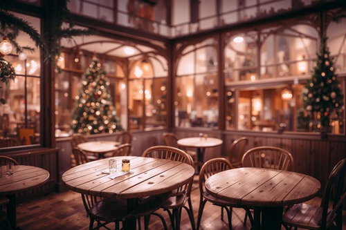クリスマスツリーとカフェの店内（暖かい照明）