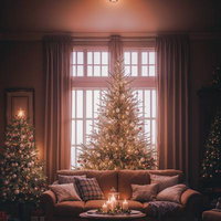 窓際の大きなクリスマスツリーとソファーがある温かいリビングの写真