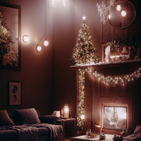 暖炉とクリスマスツリーが飾られたリビングルームの写真