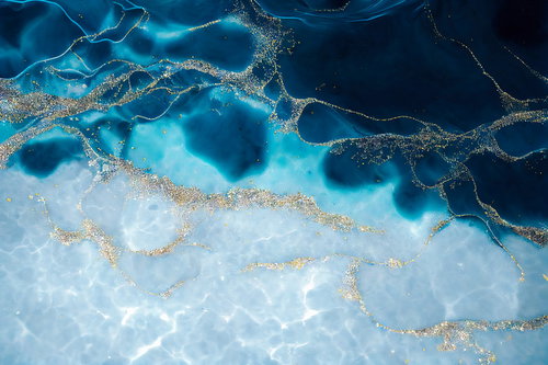 揺れる水面に浮かぶ金の砂と青い大理石風の流れ