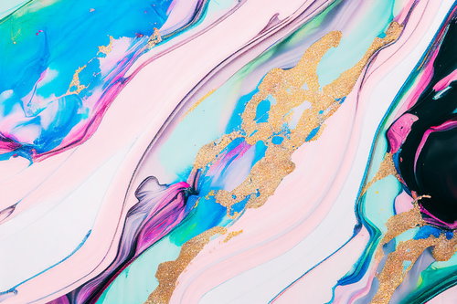 混ざりあうインクと金色の流動 ピンク青緑紫のマーブリング抽象画