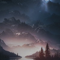 月明かりに照らされた湖畔の山並みと森林風景の写真