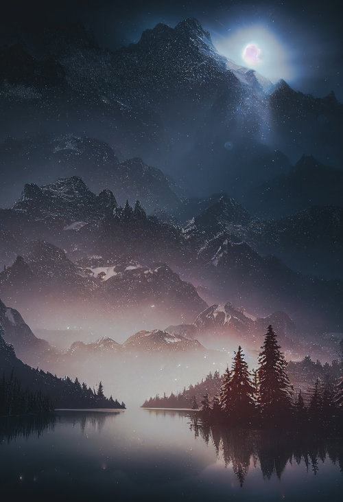 月明かりに照らされた湖畔の山並みと森林風景