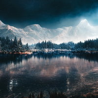 月明りに照らされた湖畔から見る雪山と森林の夜景の写真