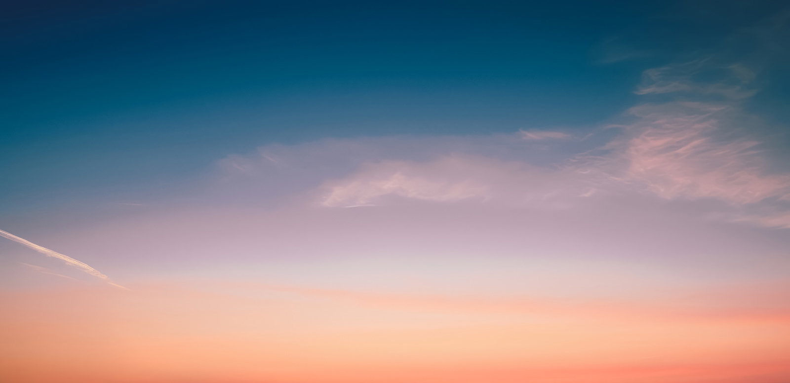 パステルカラーのグラデーションで描かれた夕焼けの空と雲