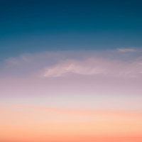 柔らかなパステル色調で描かれた夕焼けの空の写真