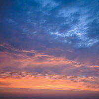 オレンジから青へグラデーション変わる静かな夕焼け空の写真