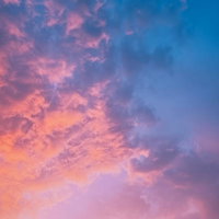 夕暮れに染まるパステル調の薄紫色の雲と空のグラデーションの写真