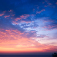 夕焼け空と黄昏時の雲彩、地平線から群青へ移行する空のグラデーションの写真