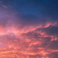 パステルカラーに染まる夕焼け雲のグラデーション風景の写真