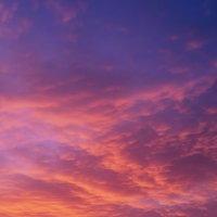 静かな夕焼けの静寂と黄昏のグラデーション～紫から橙への色彩変化の写真