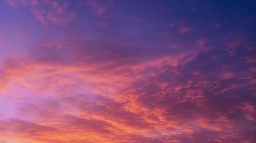 静かな夕焼けの静寂と黄昏のグラデーション～紫から橙への色彩変化