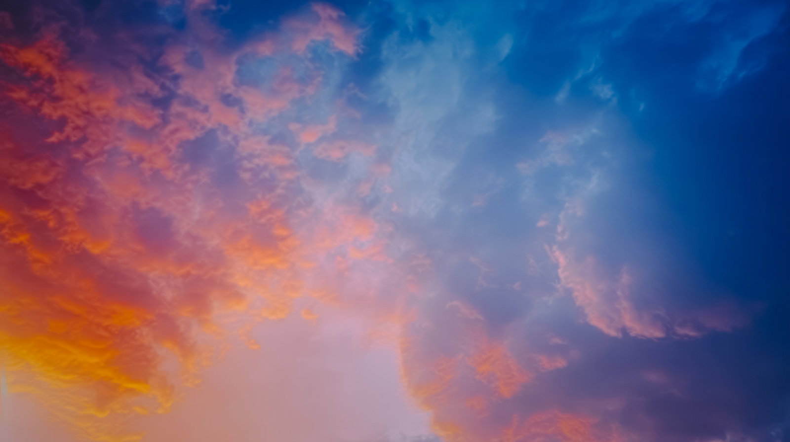 オレンジと青のグラデーション夕焼け空