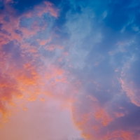 夕焼け雲のグラデーション空 黄色からピンク紫へ段階的に変わる夕暮れ風景の写真