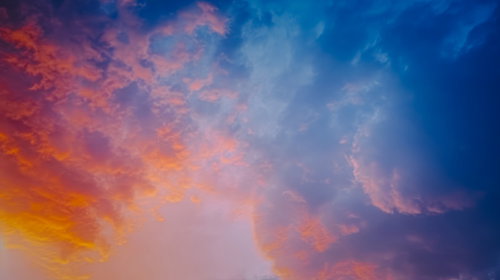 夕焼け雲のグラデーション空 黄色からピンク紫へ段階的に変わる夕暮れ風景