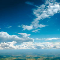 大空に広がる入道雲と青空の壮大な夏日風景の写真