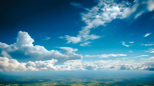 大空に広がる入道雲と青空の壮大な夏日風景