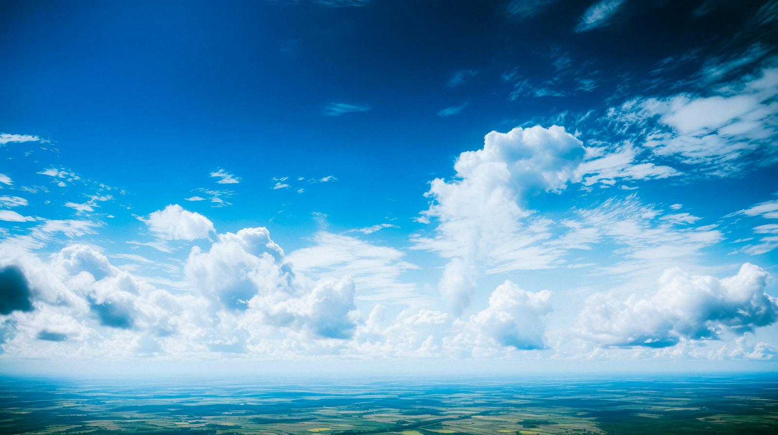 真夏の青空に広がる白い入道雲の様子