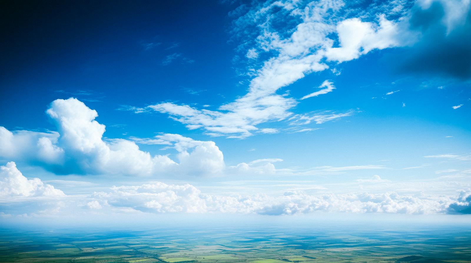 入道雲と青空が広がる夏の地平線の風景
