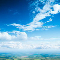 地平線に広がる夏の青空と入道雲が映える風景の写真