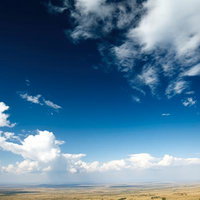 雲が浮かぶ雄大な大地と青空の地平線・夏の晴天風景のAI画像