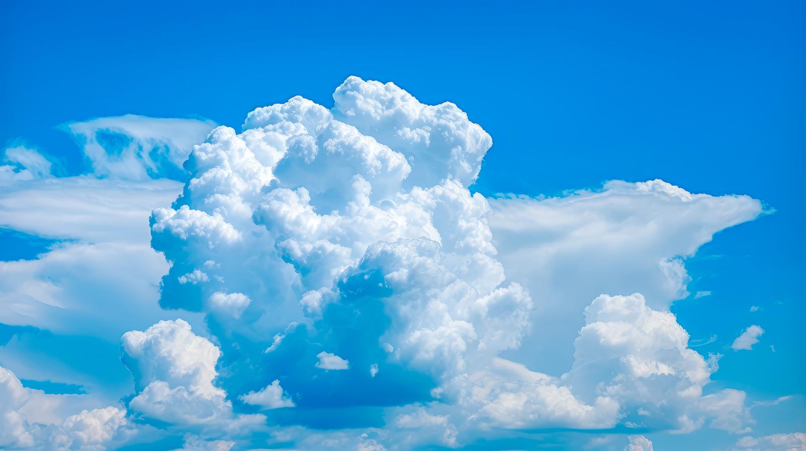 澄んだ青空に白く盛り上がった巨大な入道雲がそびえ立っている