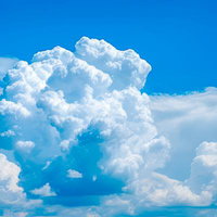 空高くそびえ立つ入道雲が夏の青空に浮かぶの写真
