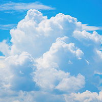 夏の青空に広がる積乱雲の写真