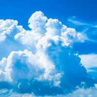 もこもこ入道雲が浮かぶ真夏の青空と積雲の写真
