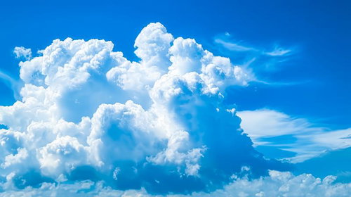 もこもこ入道雲が浮かぶ真夏の青空と積雲